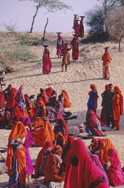 Women on the road to Jaisalmer Women on the road to Jaisalmer
