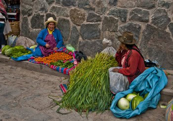 Women at Ollantaytambo market (2011) Photo (c) Karen Abrahamson Women at Ollantaytambo market (2011) Photo (c) Karen Abrahamson